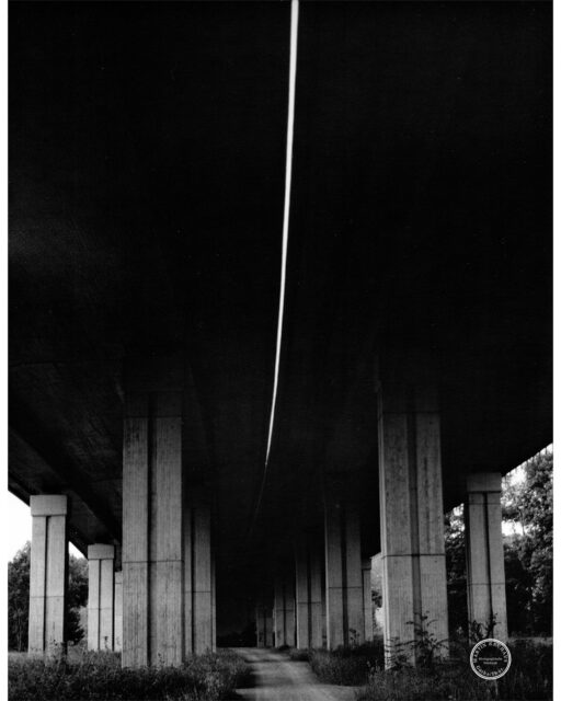 Light Strip 2
Scan vom Abzug auf Foma-Totmatt.
Fotografie mit Hasselblad 500 C/M (6×4,5 cm) auf Kentmere 100.
#hasselblad500cm #kentmere100 #kodakhc110 #foma
#autostrada #autobahn #autobahnbrücke #brücke #lightstrip
#analoguephotography #analogforever #filmisalive #filmisnotdead #shootfilmstaybroke #shootfilmnotbullets