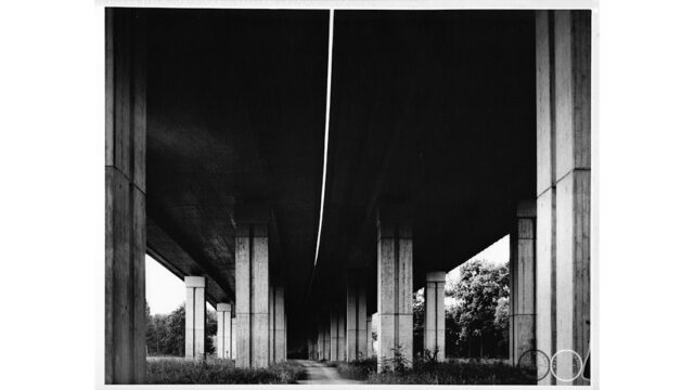 Light Strip 1
Scan vom Abzug auf Foma-Totmatt.
Fotografie mit Hasselblad 500 C/M (6×4,5 cm) auf Kentmere 100.
#hasselblad500cm #kentmere100 #kodakhc110 #foma
#autostrada #autobahn #autobahnbrücke #brücke #lightstrip
#analoguephotography #analogforever #filmisalive #filmisnotdead #shootfilmstaybroke #shootfilmnotbullets