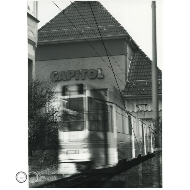 »Die Zuschauer erstarren, wenn der Zug vorbeifährt.«
 
Franz Kafka war begeistert vom »Kinematographen«, von »unsichtbaren Sehenswürdigkeiten«.
Und so fotografierte Franz Kafka.
(Aus der eben zu Ende gegangenen Ausstellung "Alte Seelen - neue Bilder" in Pößneck)
Doppelbelichtung Kino und Zug mit Hasselblad 500 C/M.
#analoguephotography #analogforever #bnw #filmisnotdead #filmisalive #hasselblad500cm #doubleexposure #kafka #diary #prague #cinema #cinematographer #imagination
#shootfilmnotbullets