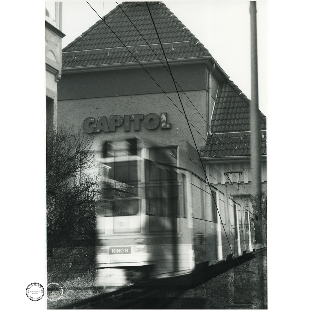 »Die Zuschauer erstarren, wenn der Zug vorbeifährt.«
 
Franz Kafka war begeistert vom »Kinematographen«, von »unsichtbaren Sehenswürdigkeiten«.
Und so fotografierte Franz Kafka.
(Aus der eben zu Ende gegangenen Ausstellung "Alte Seelen - neue Bilder" in Pößneck)
Doppelbelichtung Kino und Zug mit Hasselblad 500 C/M.
#analoguephotography #analogforever #bnw #filmisnotdead #filmisalive #hasselblad500cm #doubleexposure #kafka #diary #prague #cinema #cinematographer #imagination
#shootfilmnotbullets